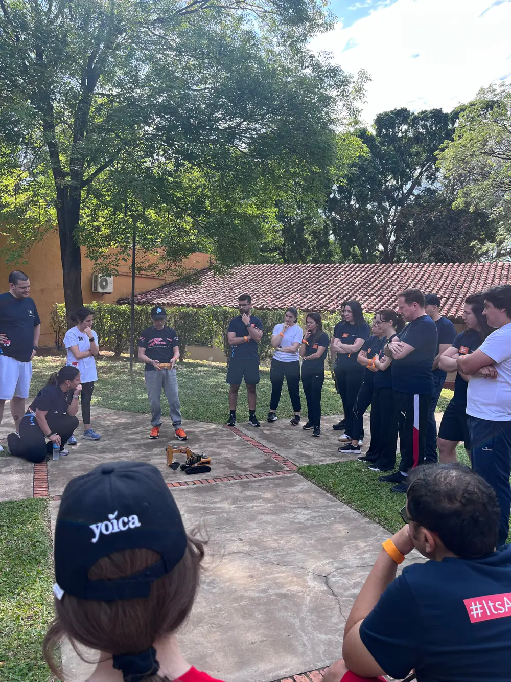 Equipo participando de una experiencia outdoor facilitada por Yoica